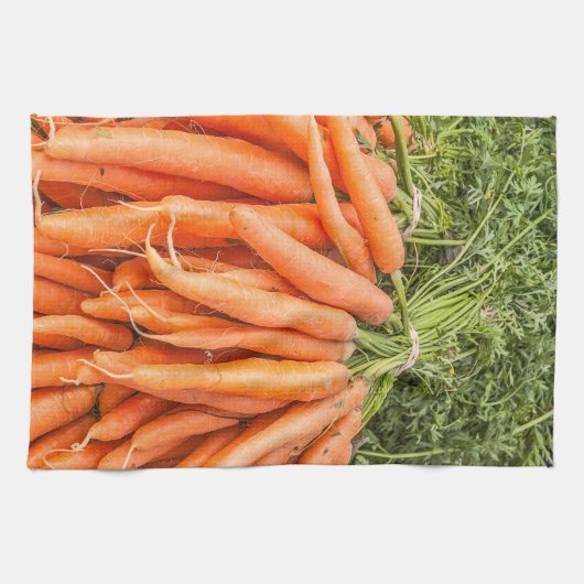 Bunches van verse wortelen theedoek (Horizontaal)