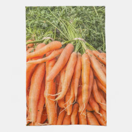 Bunches van verse wortelen theedoek