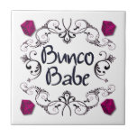 Bunco Babe met Swirls Tegeltje<br><div class="desc">Hier is een aantrekkelijk,  door Bunco geïnspireerd grafisch ontwerp met duizeligheid en de woorden Bunco Babe.  Geweldig als prijs of cadeau.  De achtergrondkleur kan worden gewijzigd.</div>