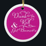 Bunco Christmas Modern Roze Wit Keramisch Ornament<br><div class="desc">Fun Bunco ornament maakt een geweldige Bunco prijs of Bunco cadeau ruil cadeau. Grafisch ontwerp is voorzien van moderne stijlvolle tekst: Drink,  Roll & Get Bunco's. Voeg je eigen naam,  datum,  groepsnaam of ander persoonlijk bericht toe. Bunco kerstversiering of -prijs heeft een roze centrum en een witte rand.</div>