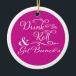 Bunco Christmas Modern Roze Wit Keramisch Ornament<br><div class="desc">Fun Bunco ornament maakt een geweldige Bunco prijs of Bunco cadeau ruil cadeau. Grafisch ontwerp is voorzien van moderne stijlvolle tekst: Drink,  Roll & Get Bunco's. Voeg je eigen naam,  datum,  groepsnaam of ander persoonlijk bericht toe. Bunco kerstversiering of -prijs heeft een roze centrum en een witte rand.</div>