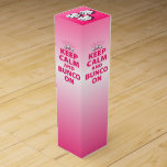 Bunco Gift Wine Box Wijn Geschenkdoos<br><div class="desc">Houd Calm en Bunco op cadeauwijndoos is zeker om een glimlach te brengen aan een Bunco spelersgezicht. Nadat ze de fles wijn die je erin drink heeft , kan ze nog kalmer zijn. Fun Bunco-prijs of cadeau. Geweldig voor Bunco-evenementen, verjaardagen, kerst, vriendschap en andere feestdagen. Het ontwerp bevat Bunco dice...</div>