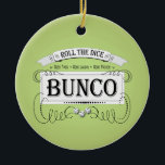 Bunco-ontwerp Keramisch Ornament<br><div class="desc">Geweldig  geïnspireerd grafisch ontwerp door Artinsped.  Voorzien van een oud ontwerp voor schoolafdrukken.  Ideaal voor je volgende Bunco-evenement.  Pas punten voor giften en prijzen aan.  De achtergrondkleur kan worden veranderd om uw eigen stijl te passen.  Roll The Dice,  Good Times,  Good Laughs,  Good Friends.  Met drie bunco-dice.</div>