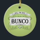 Bunco-ontwerp Keramisch Ornament<br><div class="desc">Geweldig  geïnspireerd grafisch ontwerp door Artinsped.  Voorzien van een oud ontwerp voor schoolafdrukken.  Ideaal voor je volgende Bunco-evenement.  Pas punten voor giften en prijzen aan.  De achtergrondkleur kan worden veranderd om uw eigen stijl te passen.  Roll The Dice,  Good Times,  Good Laughs,  Good Friends.  Met drie bunco-dice.</div>