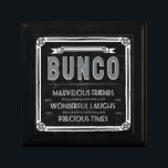 Bunco Typografie Cadeaudoosje<br><div class="desc">Fun en festive Bunco typografie, kunstontwerp. Bunco inspireerde kunstwerk kenmerkt een stijlgrens, lint, sierembeletsels, en de woorden: Bunco, geweldige vrienden, prachtige Laughs en edele tijden. Bunco-objecten zijn perfect voor Bunco-nachts, Bunco-prijzen, Bunco-decoratie en Bunco-cadeaus.</div>