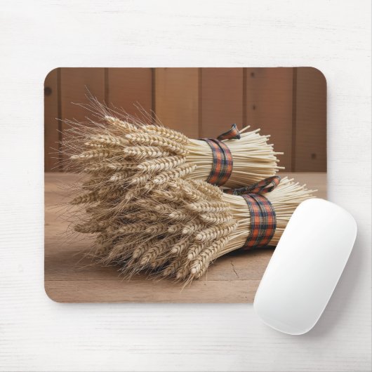 Bundels van tarwe op hout muismat (Met muis)