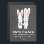 Bunnies Bruiloft Chalkboard Stijl Save the Date Magnetische Uitnodiging<br><div class="desc">Schattige witte konijnen met lange roze oren bruid en bruidegom die handen vasthouden. Een leuke magnetische save de datum aankondiging voor de binnenkort te zijn Mr en Mrs Bezoek Jenn's Doodle World voor nog meer bruiloft planning producten met dit konijnenontwerp en meer schattige dieren bruiloft thema uitnodigingen.</div>
