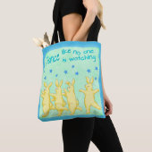 Bunnies Dance, net als niemand die Geel Groen kijk Tote Bag (Dichtbij)