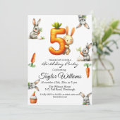 Bunnies en wortelen 5e verjaardagsfeest kaart (Staand voorkant)