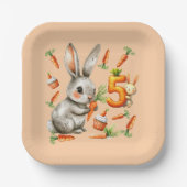 Bunnies en wortelen 5e verjaardagsfeest papieren bordje (Voorkant)