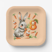 Bunnies en wortelen 8e verjaardagsfeest papieren bordje (Voorkant)