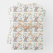 Bunnies met bloemen inpakpapier vel (In situ)