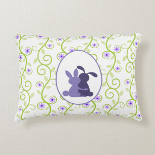 Bunnies omarmen lente bloemen decoratief kussen