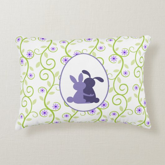 Bunnies omarmen lente bloemen decoratief kussen (Voorkant)