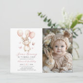Bunny 1st Birthday Photo Invitation Kaart (Staand voorkant)