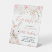 Bunny 1st Birthday Time Capsule Sign Reclamebord Met Voetstuk (Voorkant)