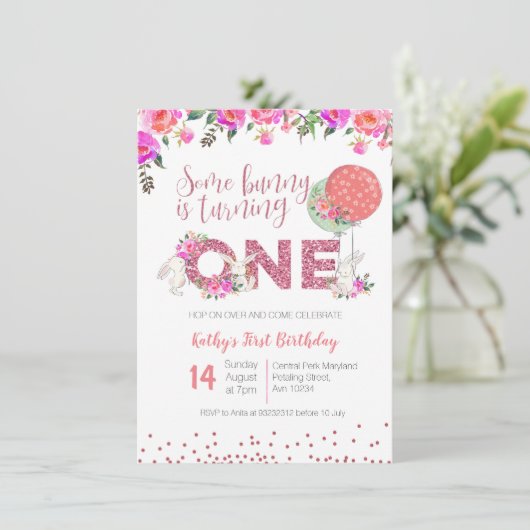 Bunny 1st Verjaardag Bloemen Uitnodiging Roze glit (Staand voorkant)
