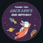 Bunny Astronaut Outer Space Kids Birthday Party Ronde Sticker<br><div class="desc">Kute party gunsten voor kinderen,  jongens of meisjes die van de ruimte houden,  astronomie,  planeten,  raketten en de ruimte. Ideaal voor kinderen op verjaardagsfeestje,  feestvieren en dankjewel op het label. U kunt de tekst voor baby shower of andere gelegenheid en partij ook aanpassen.</div>