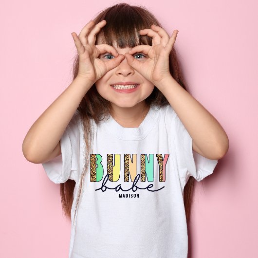 Bunny Babe Modern Easter Typografie op maat T-shirt
