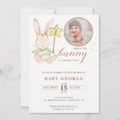 Bunny baby verjaardagsfotouitnodiging kaart (Voorkant)