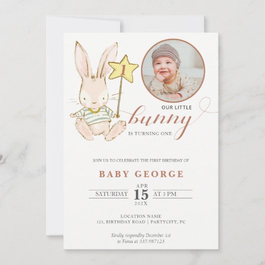 Bunny baby verjaardagsfotouitnodiging kaart (Voorkant)