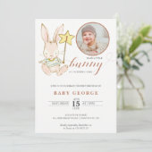 Bunny baby verjaardagsfotouitnodiging kaart (Staand voorkant)
