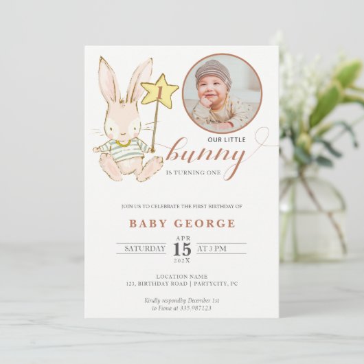 Bunny baby verjaardagsfotouitnodiging kaart (Staand voorkant)
