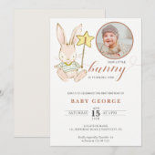 Bunny baby verjaardagsfotouitnodiging kaart (Voorkant / Achterkant)