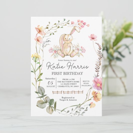 Bunny Birthday Invitation, een of ander konijn is  Kaart (Staand voorkant)
