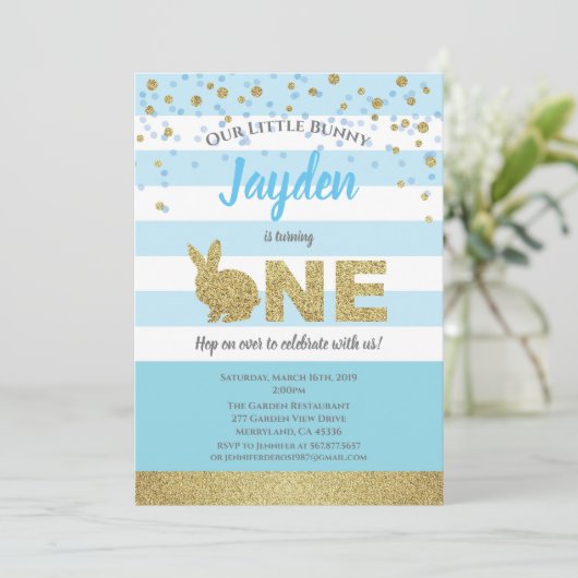 Bunny boy 1e verjaardag uitnodiging blauw en goud (Staand voorkant)