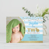 Bunny boy 2e verjaardag foto uitnodiging blauw (Staand voorkant)