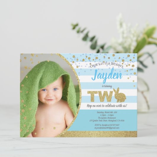 Bunny boy 2e verjaardag foto uitnodiging blauw (Staand voorkant)
