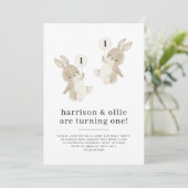 Bunny Boy Gezamenlijke 1e Verjaardag Uitnodiging (Staand voorkant)