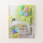 Bunny & chick staat op een mand met paaseieren. legpuzzel (Verticaal)