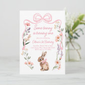 Bunny eerste verjaardag uitnodiging wilde bloemen  (Staand voorkant)