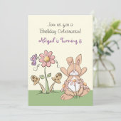 Bunny en bloemen verjaardagsuitnodiging ~ Meisjes Kaart (Staand voorkant)