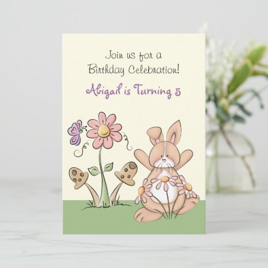 Bunny en bloemen verjaardagsuitnodiging ~ Meisjes Kaart (Staand voorkant)