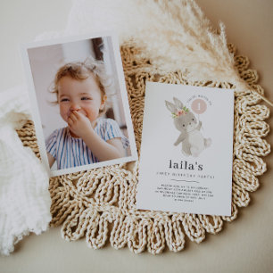 Bunny First Birthday Foto Uitnodiging Roze ballon