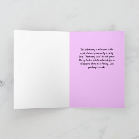 Bunny Hiding Out bij Pasen Kaart (Binnen)