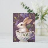 Bunny in bloementheekop met paarse bloemen feestdagenkaart (Staand voorkant)