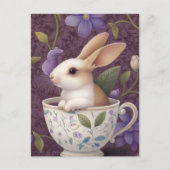 Bunny in bloementheekop met paarse bloemen feestdagenkaart (Voorkant)