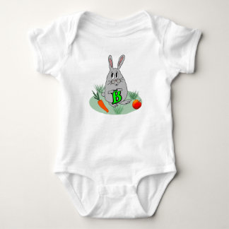 Bunny met de letter B op het gazon Romper