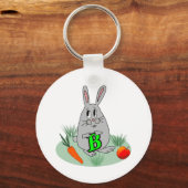 Bunny met de letter B op het gazon Sleutelhanger (Voorkant)