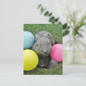 Bunny met roze blauw geel ei briefkaart (Staand voorkant)