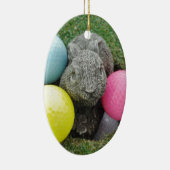 Bunny met roze blauw geel ei keramisch ornament (Rechts)