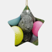 Bunny met roze blauw geel ei keramisch ornament (Rechts)