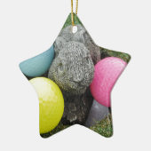 Bunny met roze blauw geel ei keramisch ornament (Links)