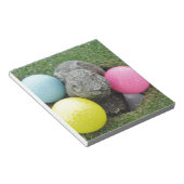 Bunny met roze blauw geel ei notitieblok (Schuin)