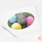 Bunny met roze blauw geel ei ovale sticker (Envelop)