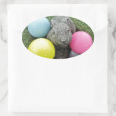 Bunny met roze blauw geel ei ovale sticker (Tas)